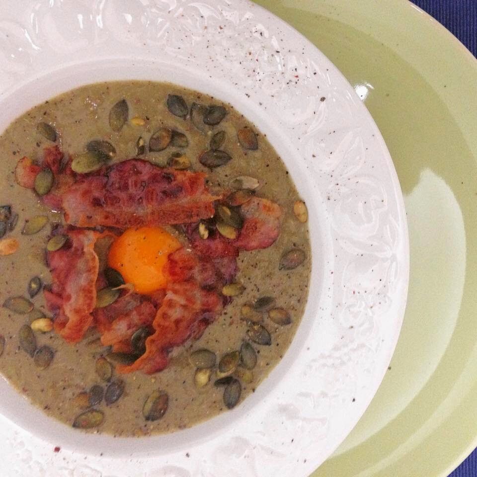 Vellutata di carciofi con uovo marinato, bacon e semi di zucca