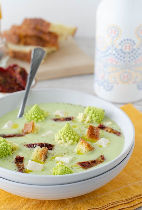 Vellutata di cavolo romanesco con pane croccante e formaggio