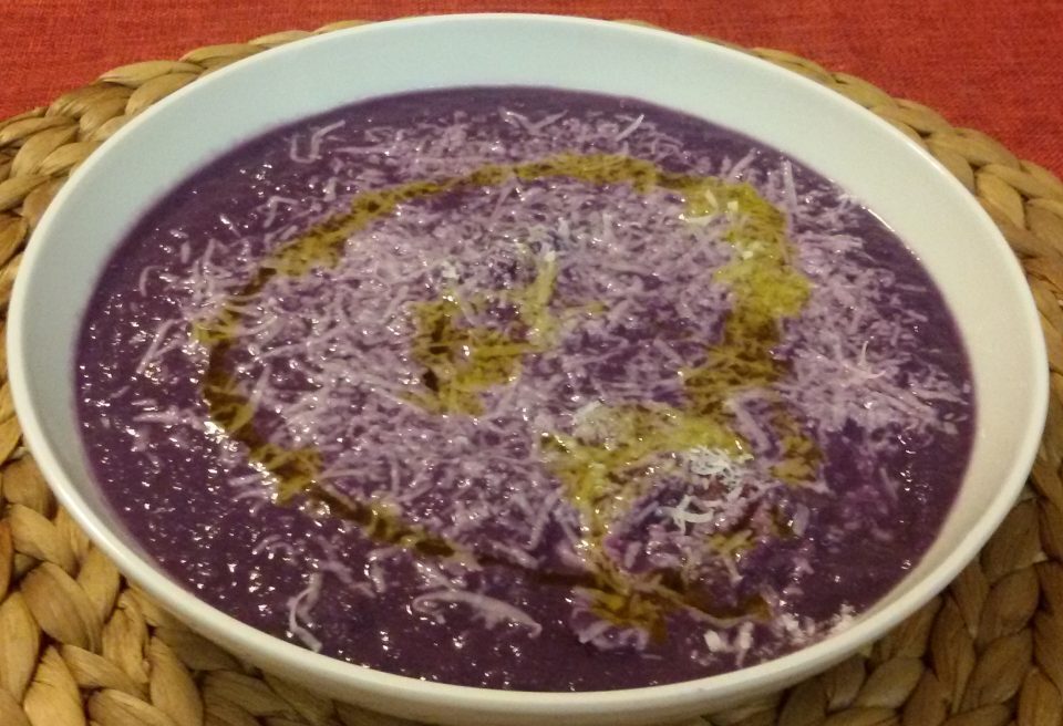 Vellutata di cavolo rosso con scorzette di parmigiano