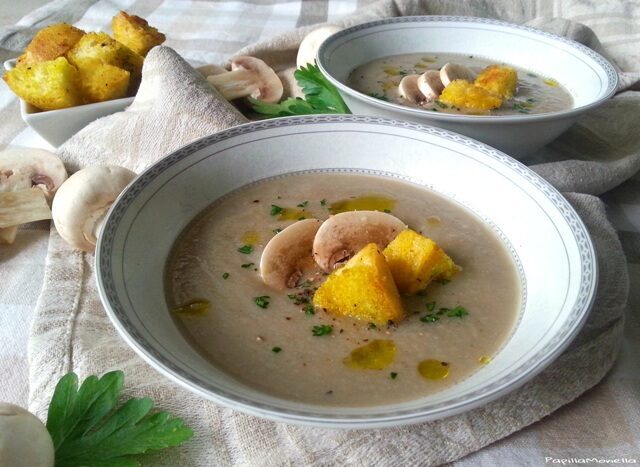 Vellutata di daikon e funghi con latte di soia