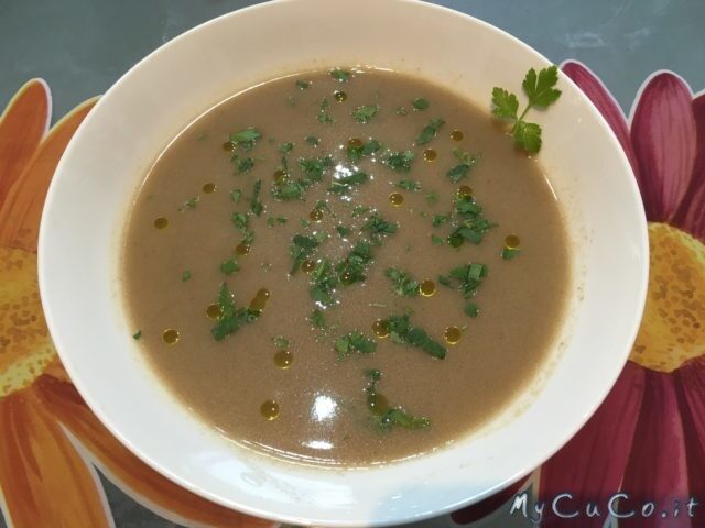 Vellutata di funghi champignon e patate col cuco