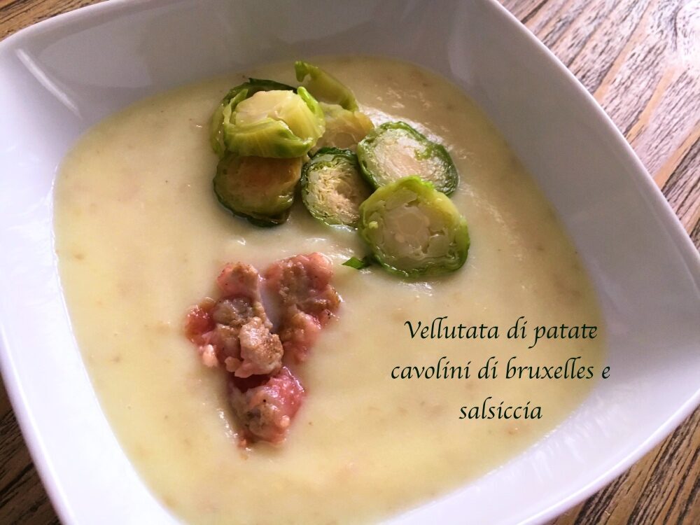 Vellutata di patate con cavolini di bruxelles e salsiccia