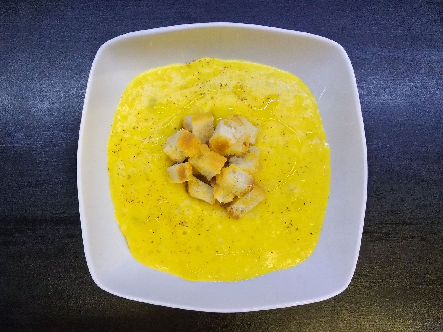 Vellutata di patate e porri allo zafferano