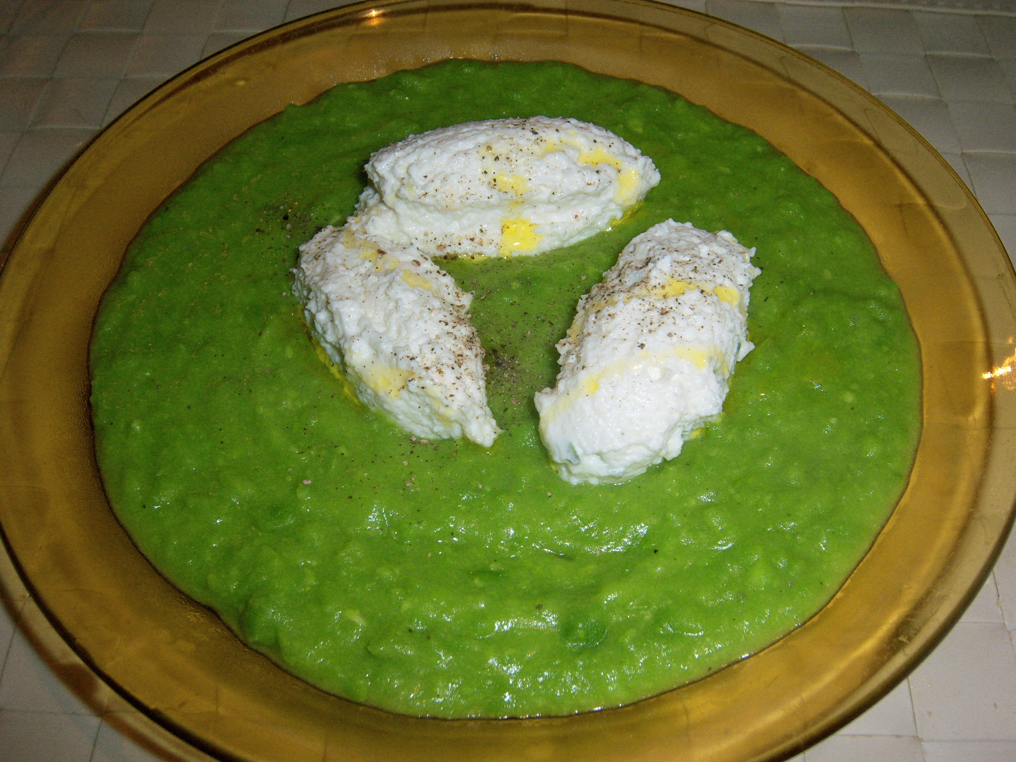 Vellutata di piselli e patate con ricottine