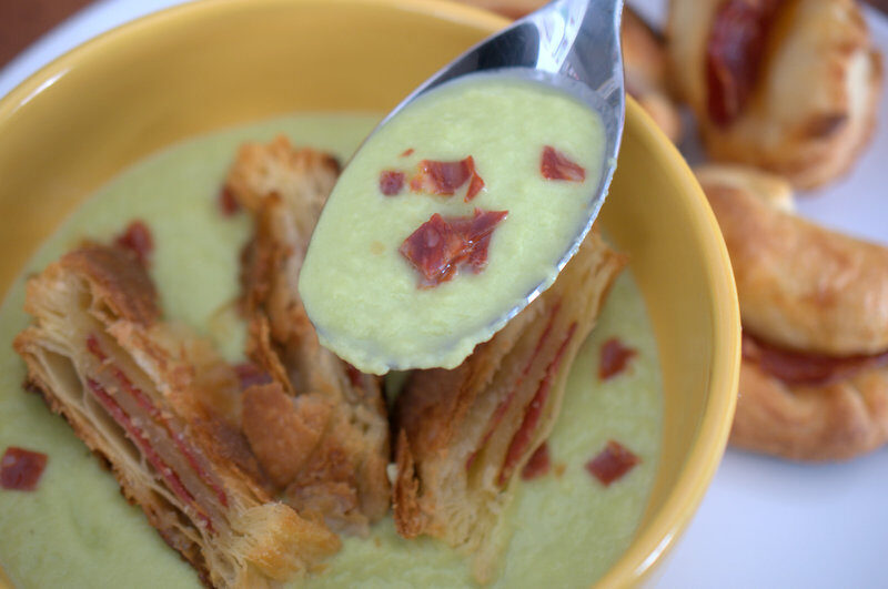 Vellutata di porri con sandwich croccanti