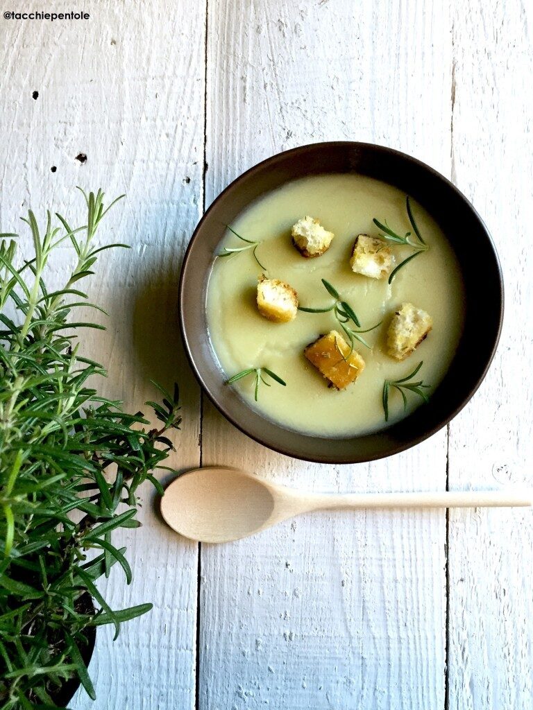 Vellutata di porri e patate con crostini al rosmarino