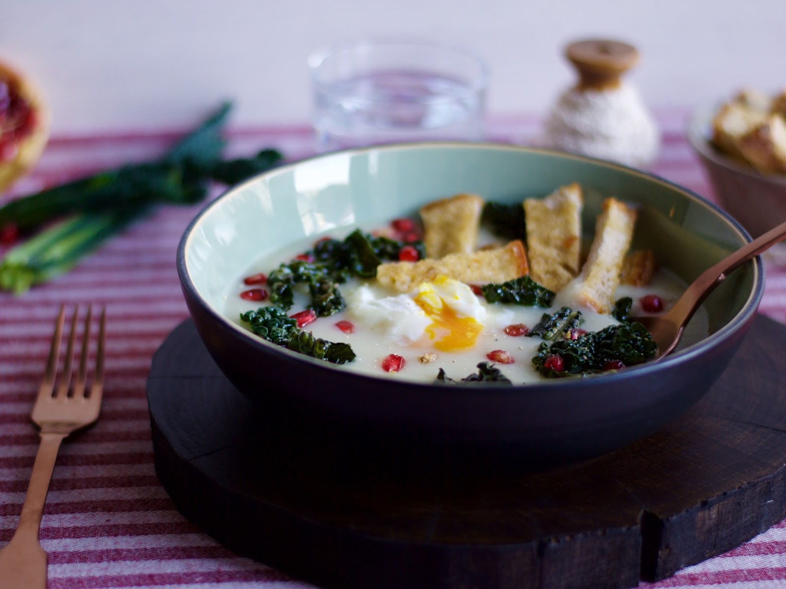 Vellutata di topinambur con cavolo nero e melagrana