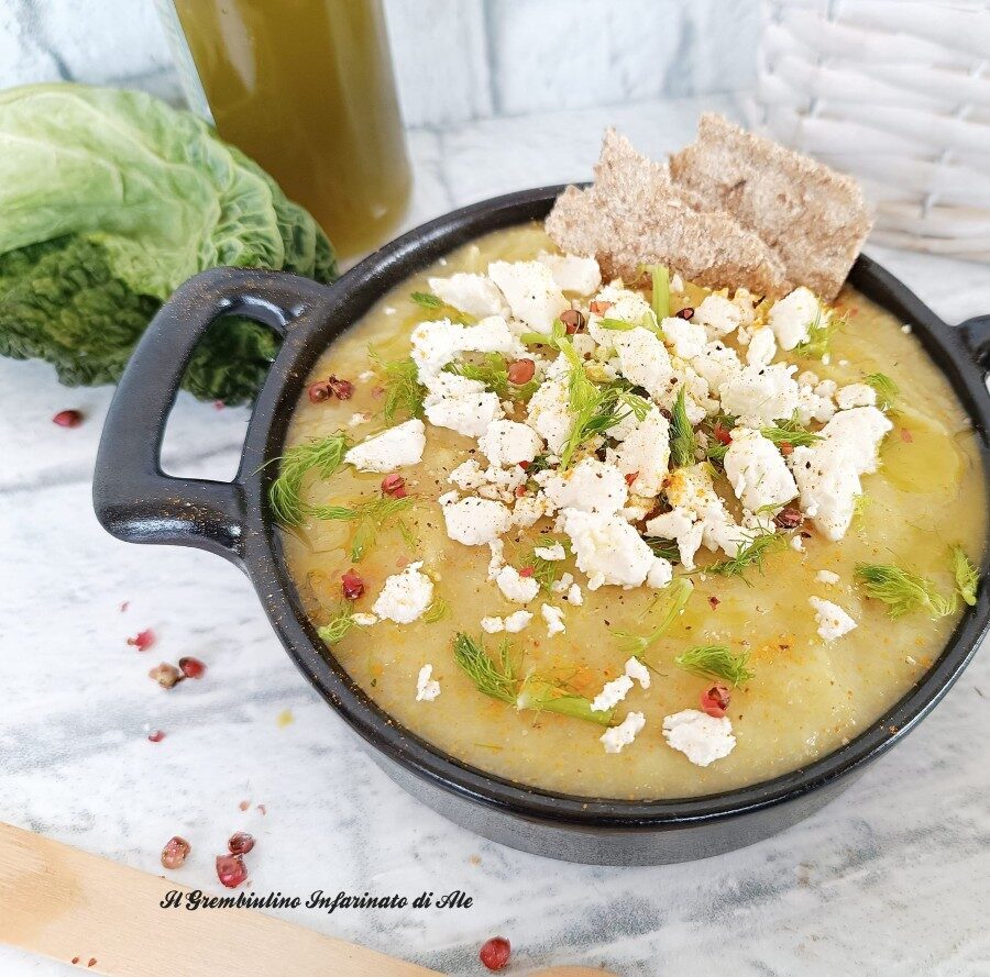 Vellutata di verza con sbriciolata di feta greca