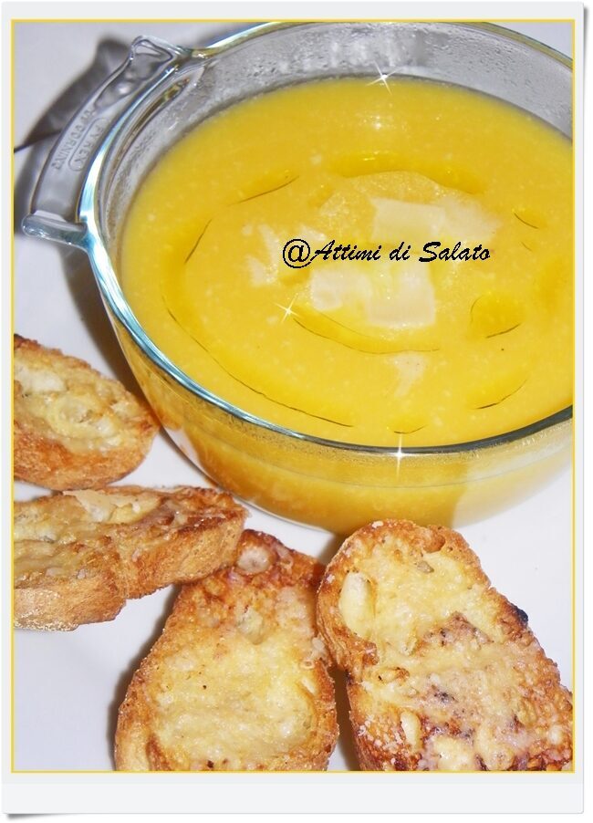 Vellutata di zucca con crostini al parmigiano