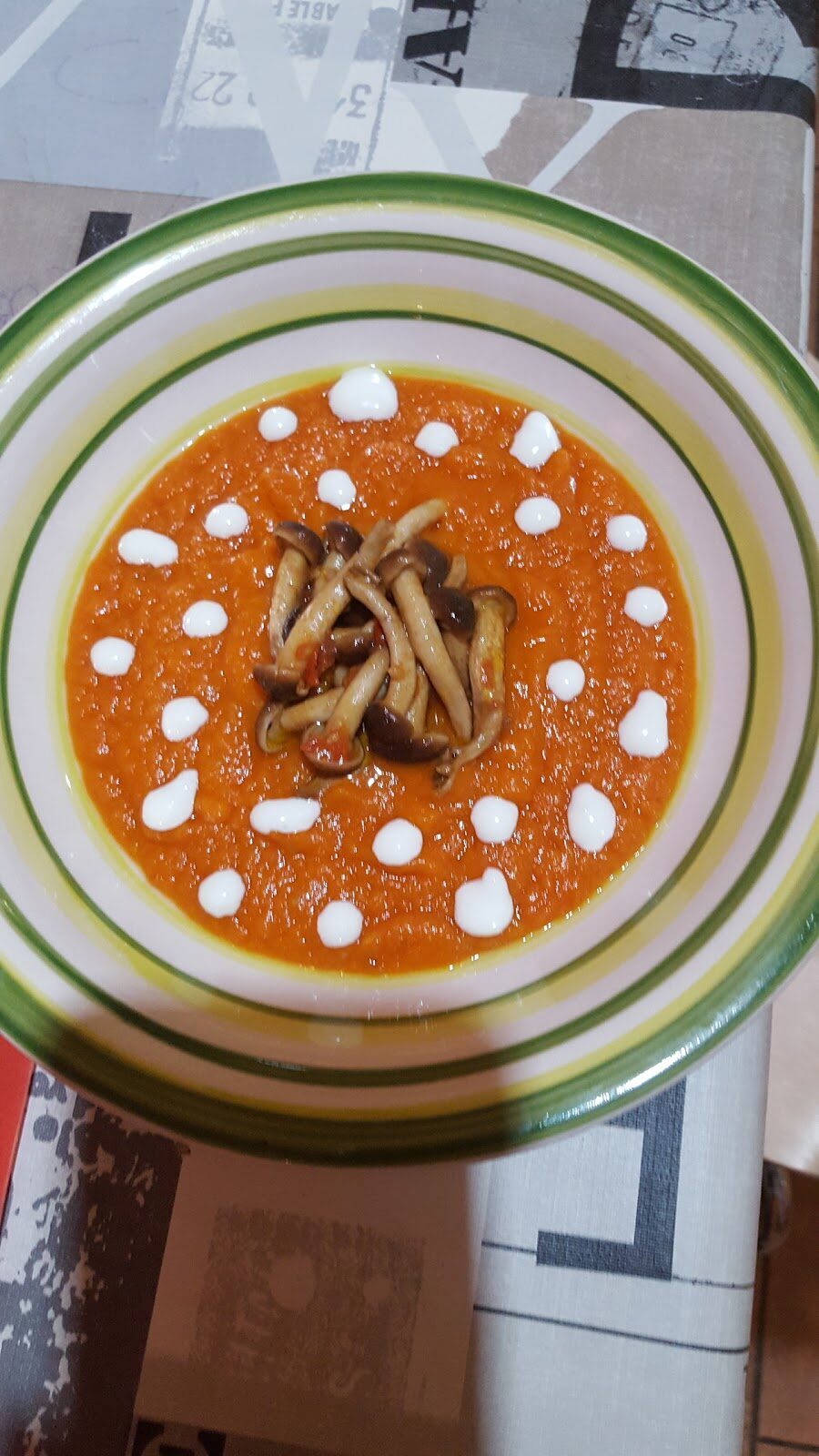 Vellutata di zucca con funghi pioppini e gocce di robiola