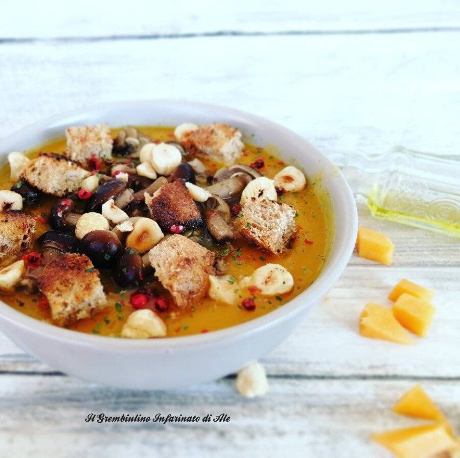 Vellutata di zucca con funghi pioppini e nocciole