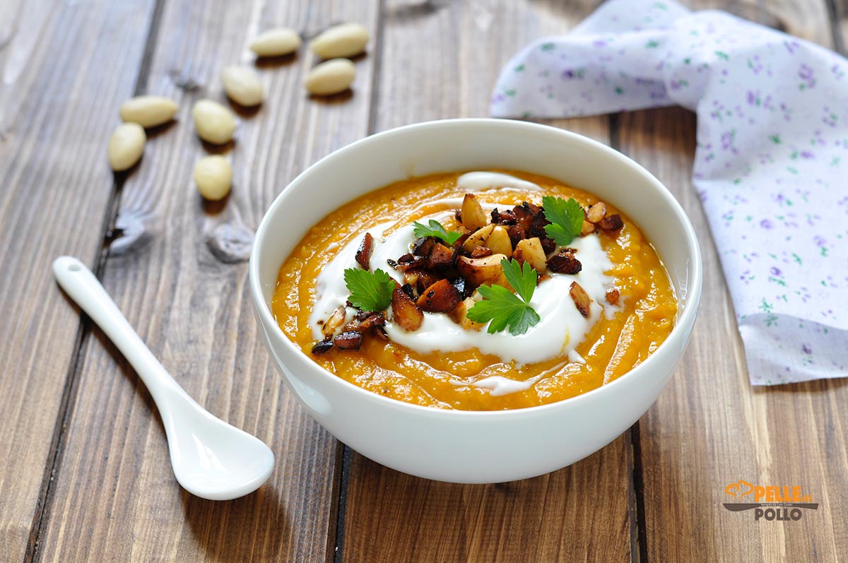 Vellutata di zucca con mandorle affumicate