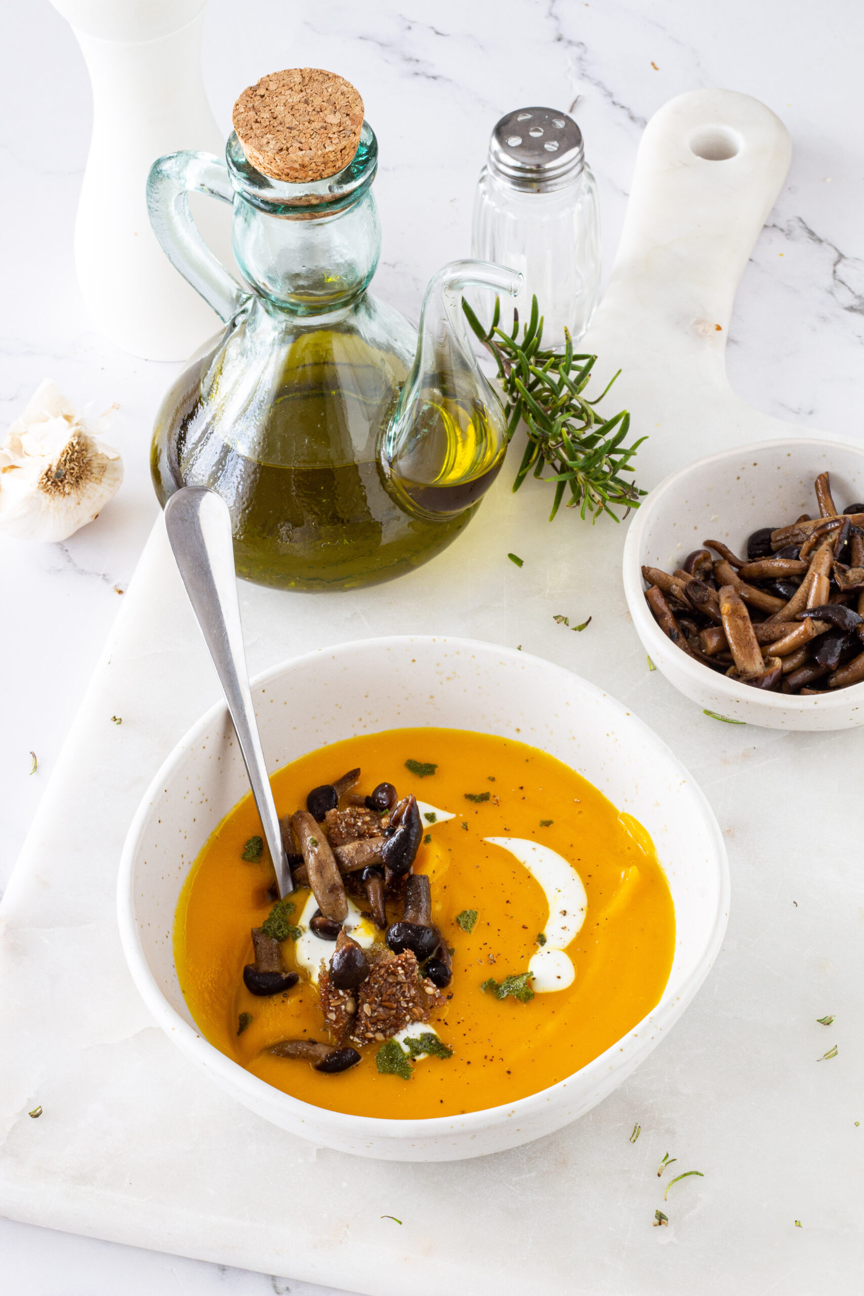 Vellutata di zucca e carote con funghi pioppini