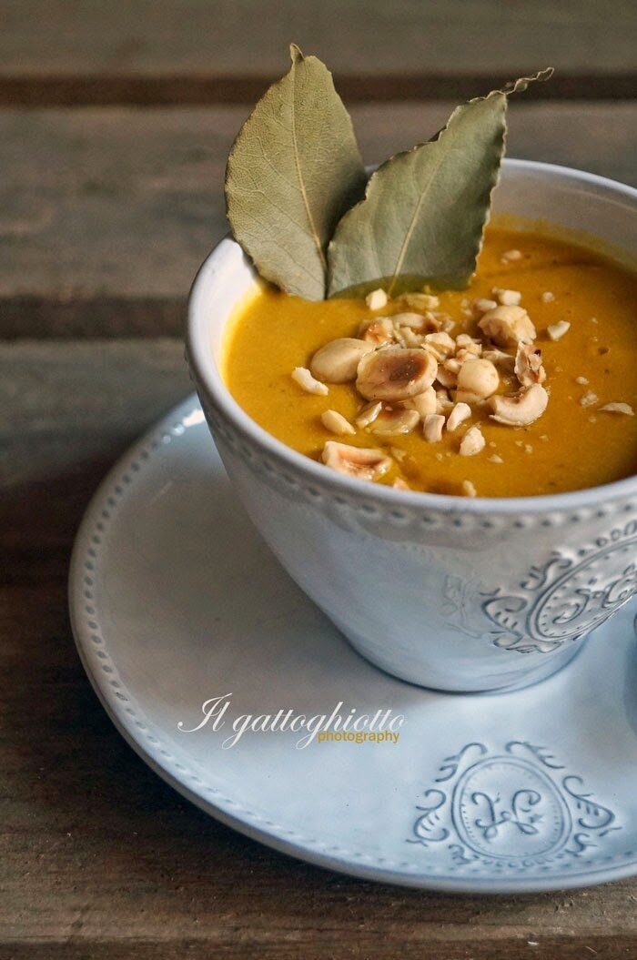 Vellutata di zucca e funghi porcini con nocciole tostate