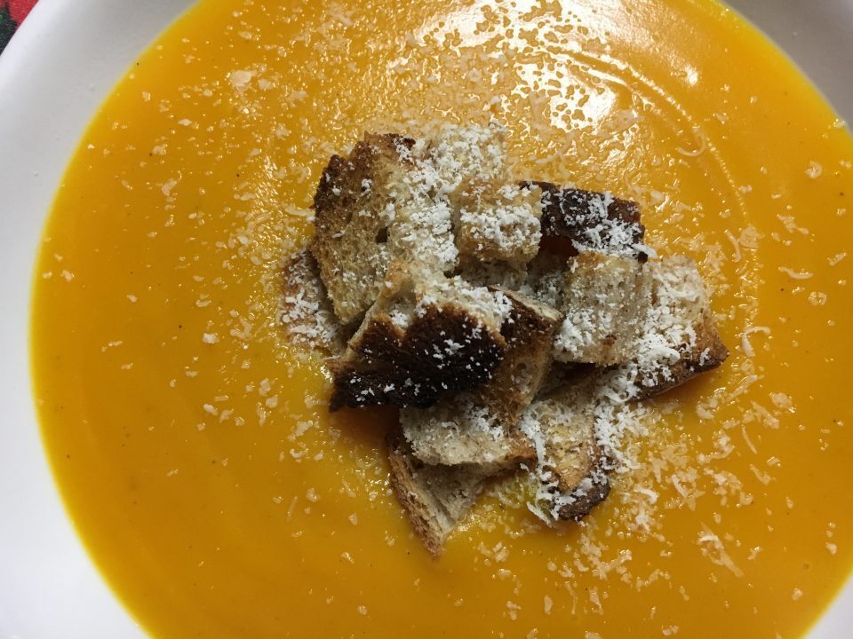 Vellutata di zucca e patate con crostini di pane integrale