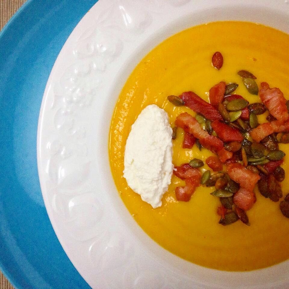 Vellutata di zucca e ricotta con bruciatini di pancetta