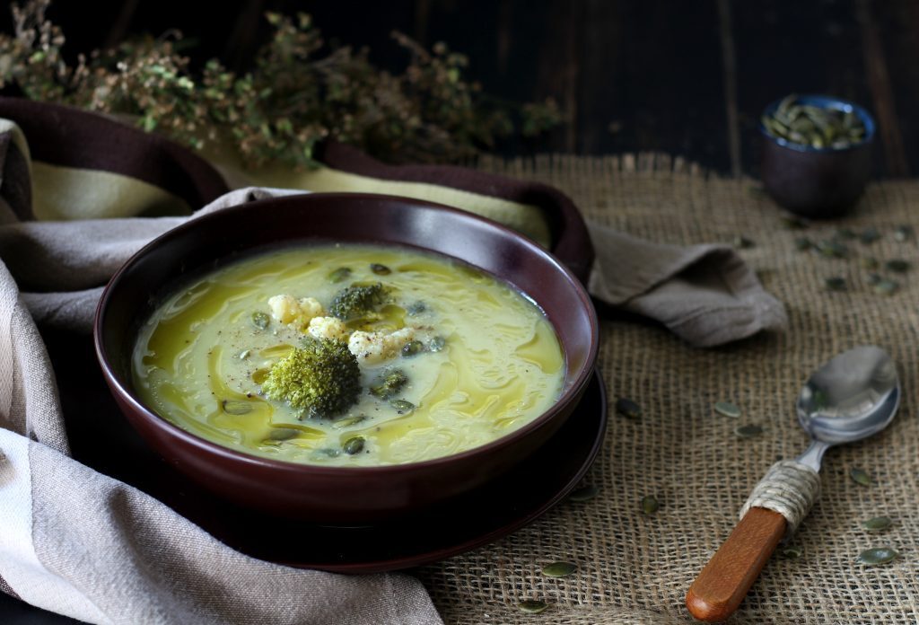 Vellutata veloce di broccoli e cavolfiore con semi di zucca