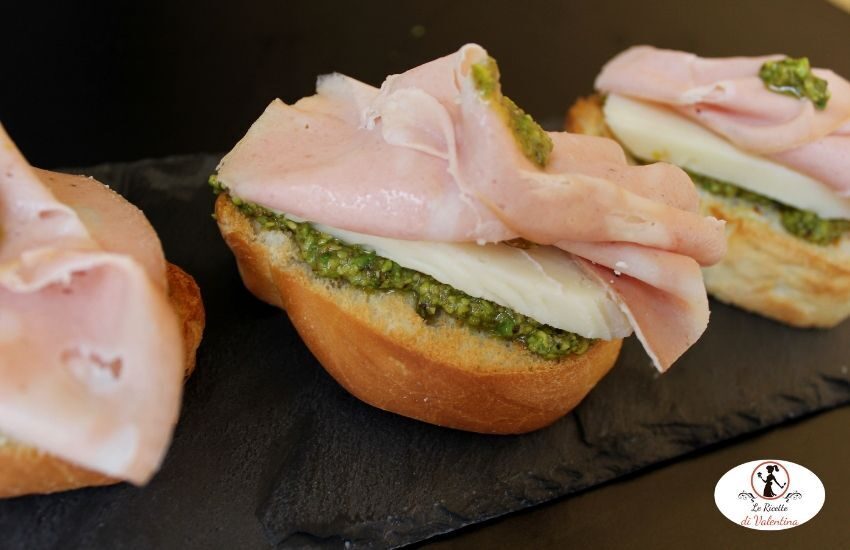 Venerdì apericena: crostini di pan brioche con pesto di pistacchi, mortadella e pecorino ai pistacchi…con l’aiutino della friggitrice ad aria