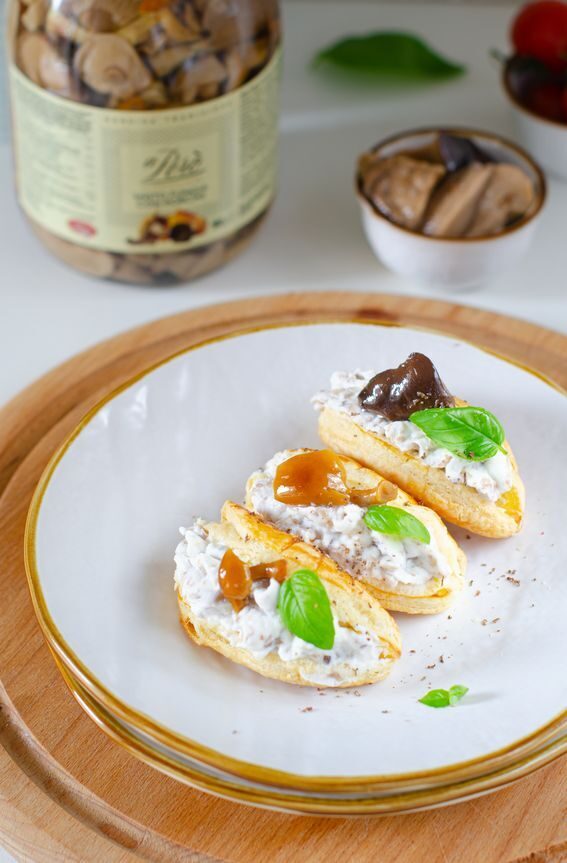 Ventagli di pasta sfoglia di ricotta e misto funghi con porcini a però di conserve daune