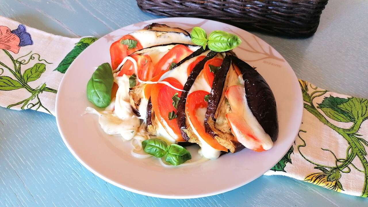 Ventaglio di melanzane ripieno con pomodoro e formaggio