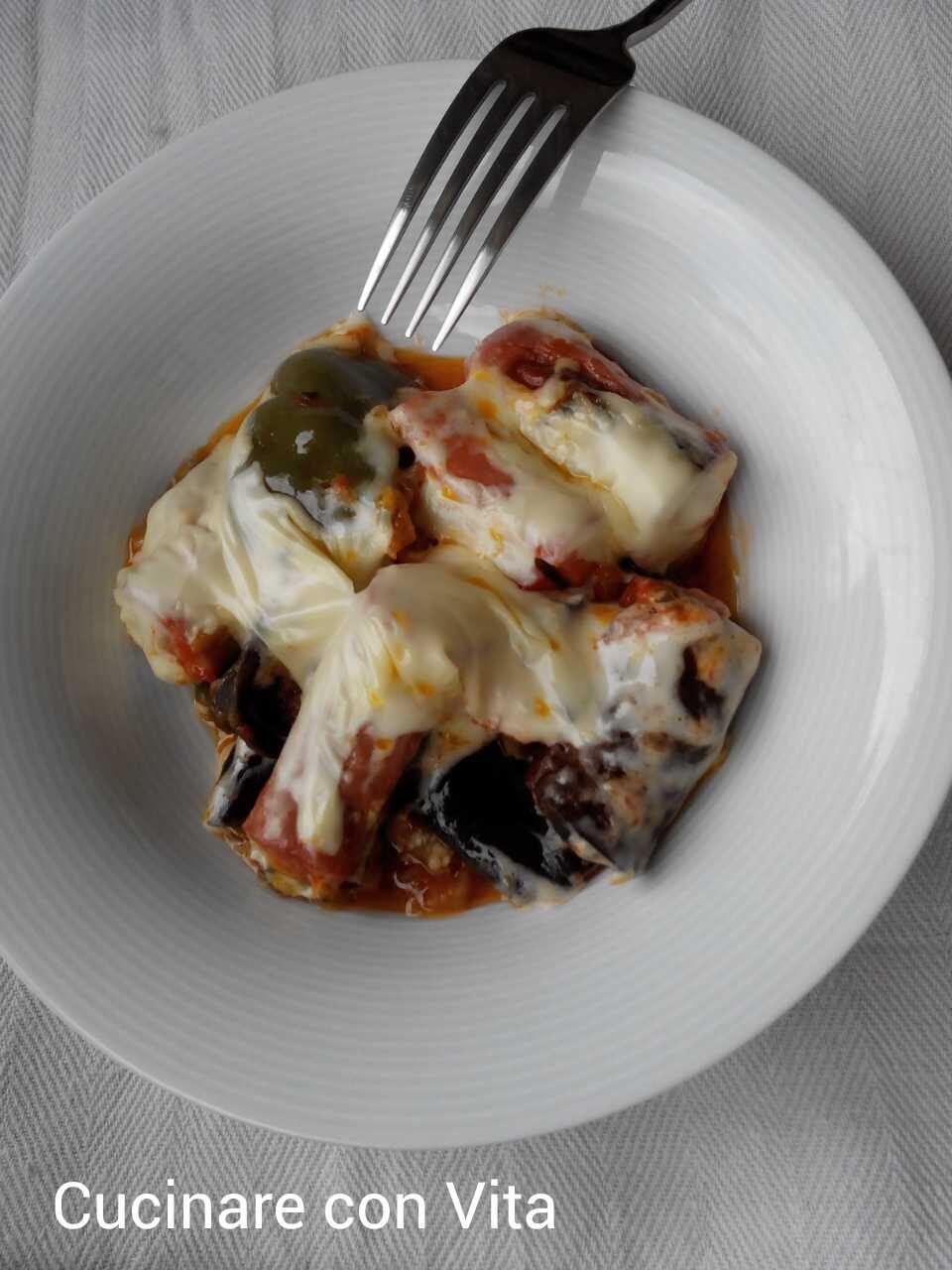 Verdure al forno con salsiccia e sottilette