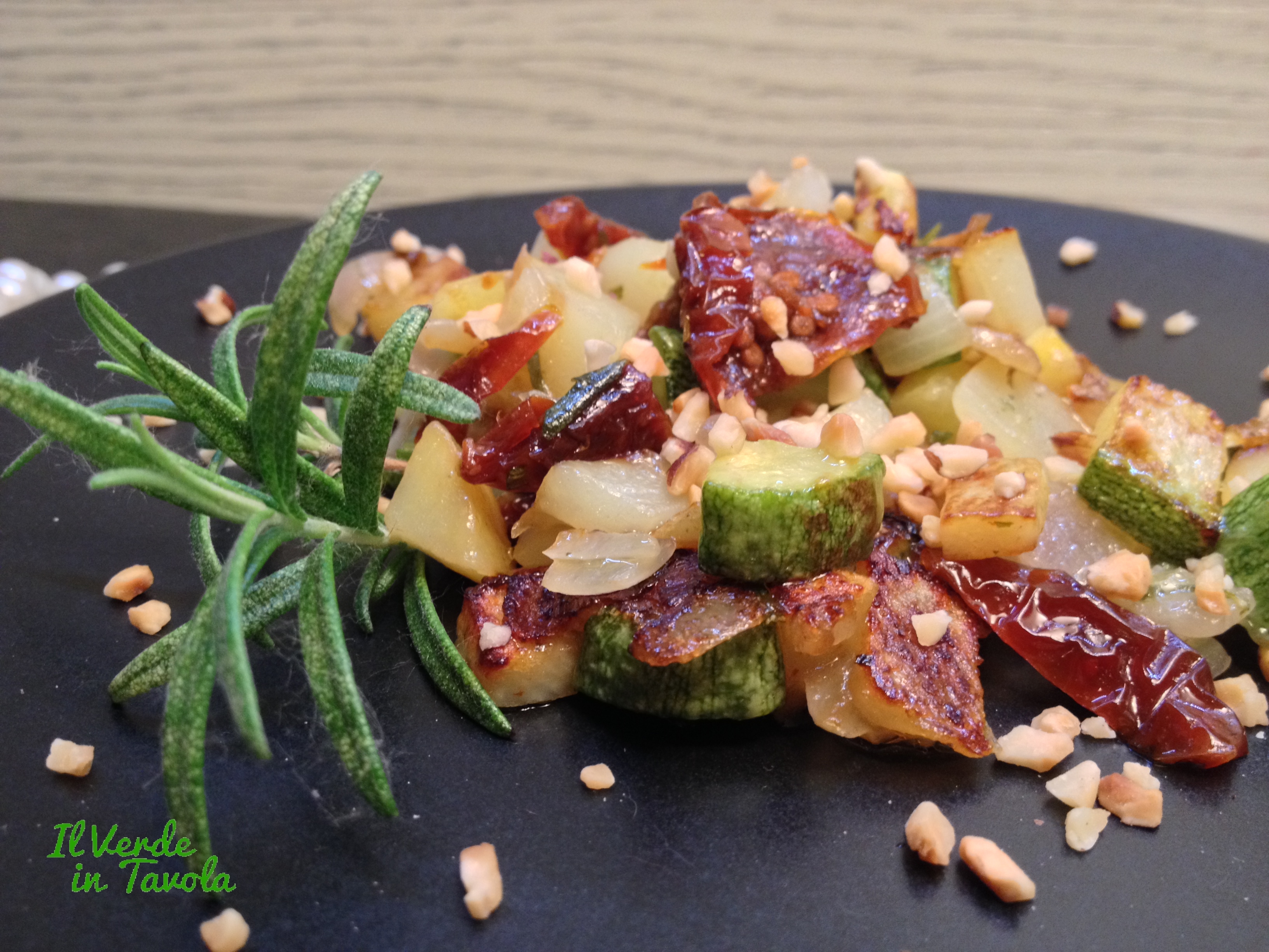 Verdure spadellate con datterini secchi e nocciole