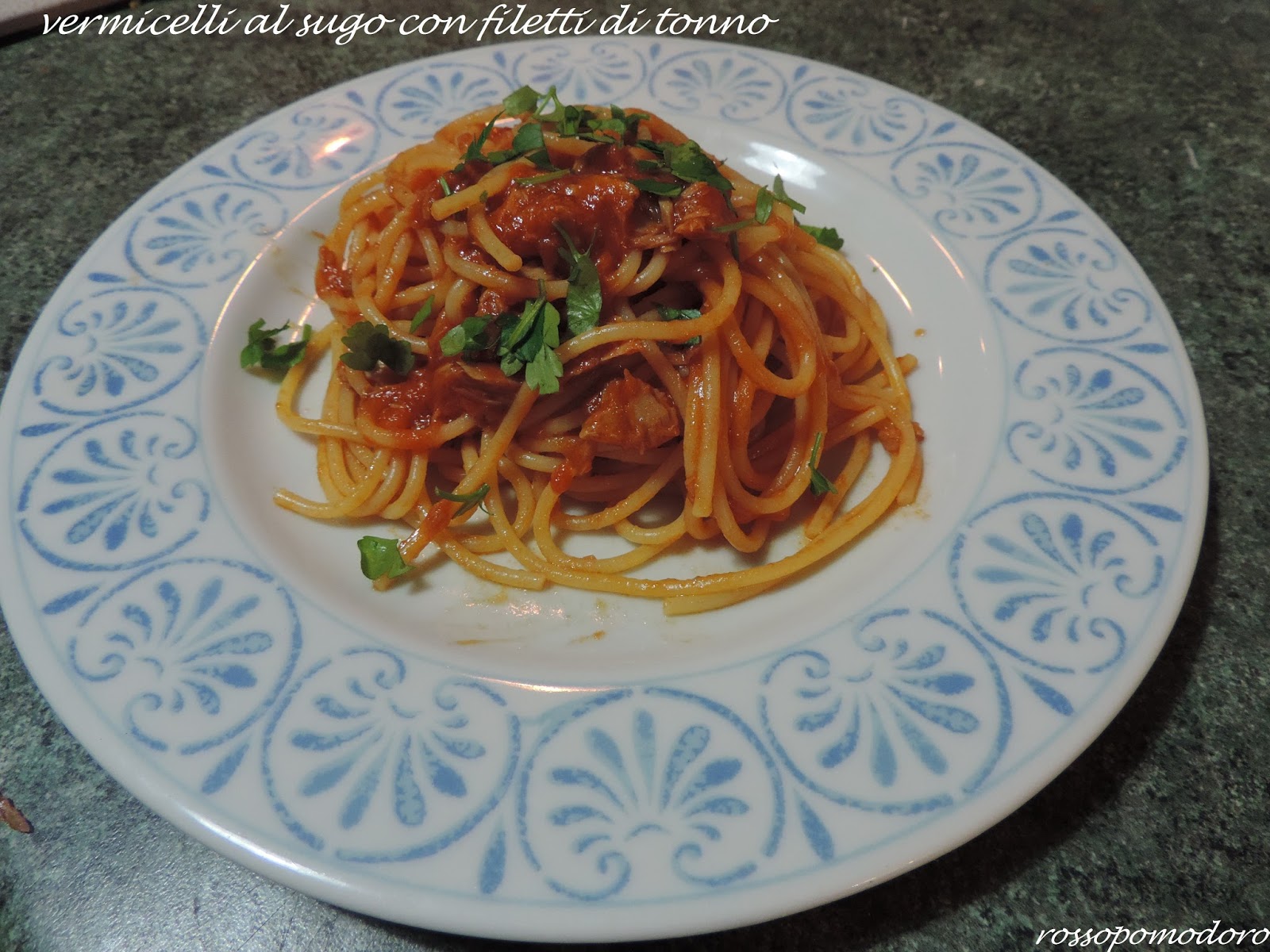 Vermicelli al sugo con filetti di tonno