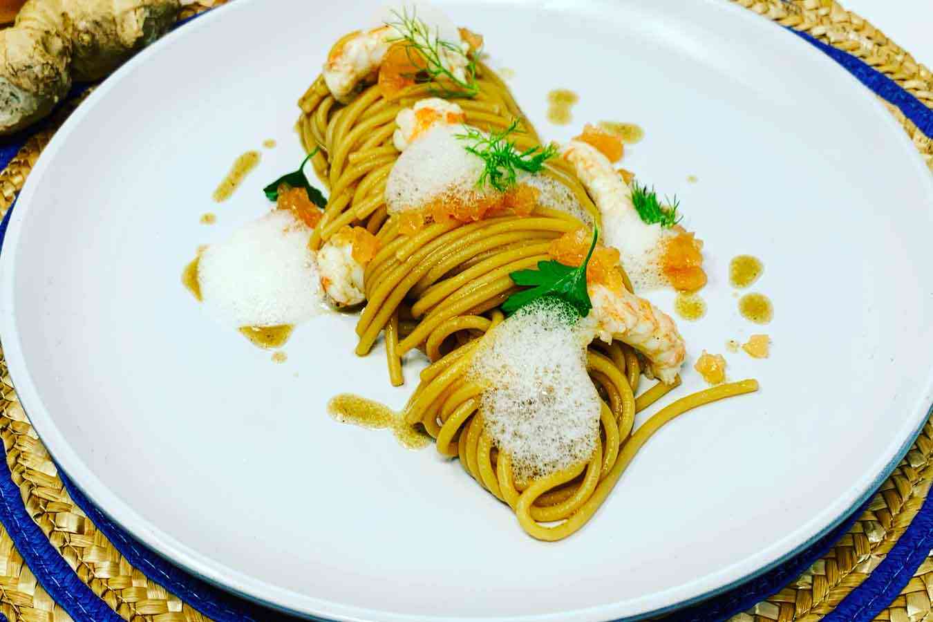 Vermicelli all'aglio nero con scampi, pompelmo e aria di zenzero