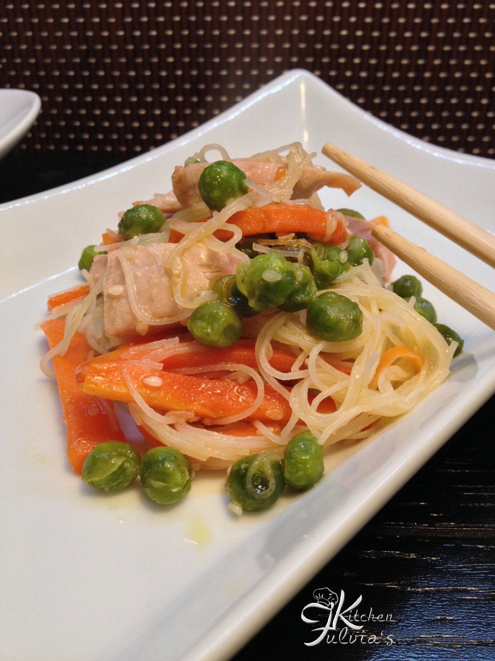 Vermicelli di riso con tonno, piselli e carote