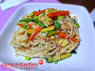 Vermicelli di riso con verdure croccanti, gamberi rossi e uova