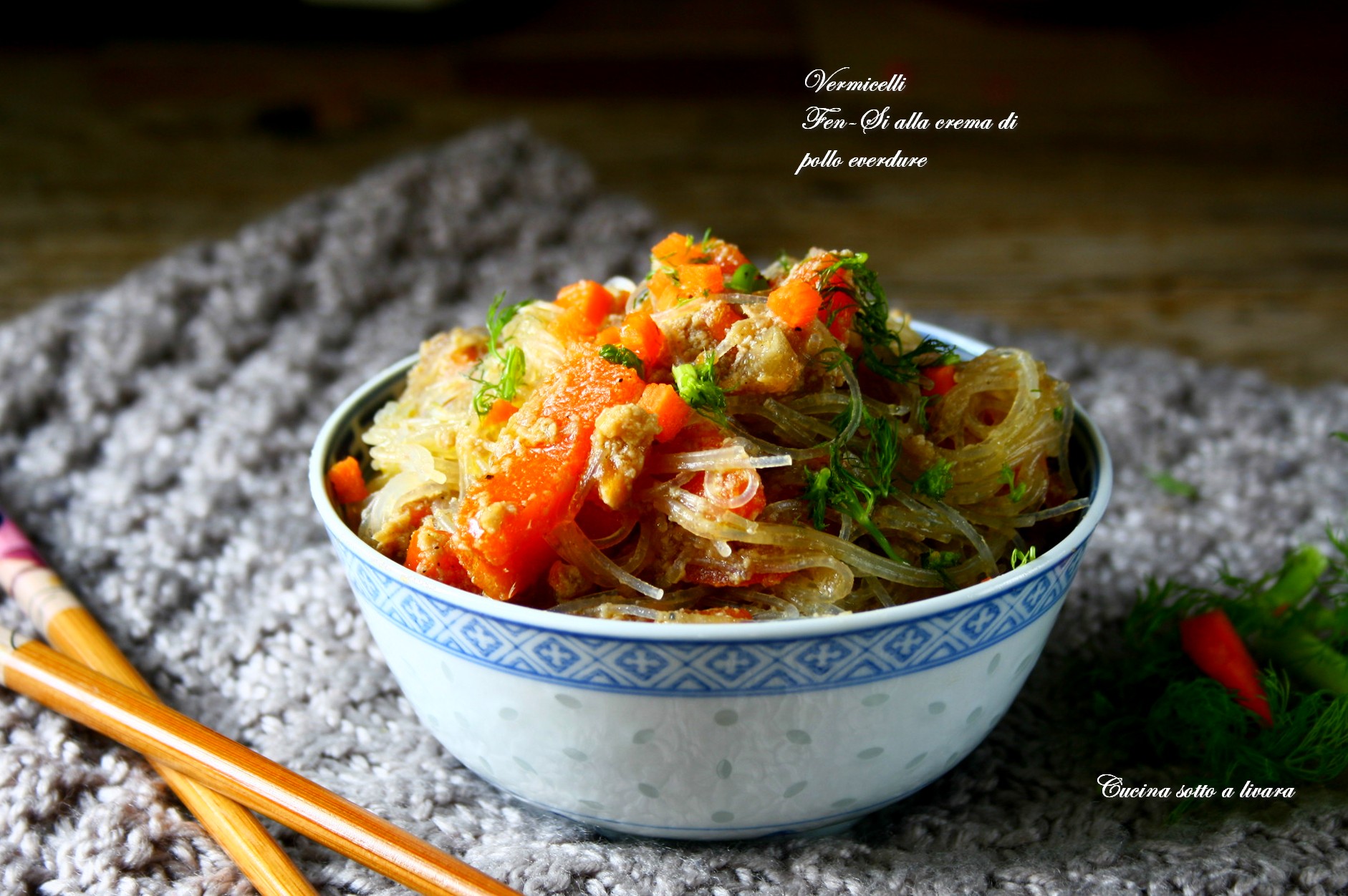 Vermicelli di soia al pollo piccante e verdure