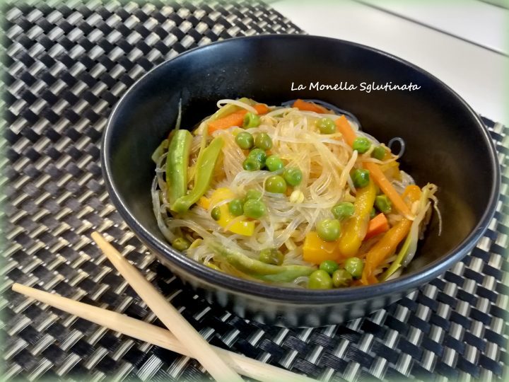 Vermicelli di soia con verdurine croccanti