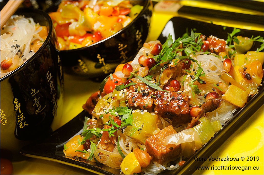 Vermicelli quasi asiatici con tempeh e verdure