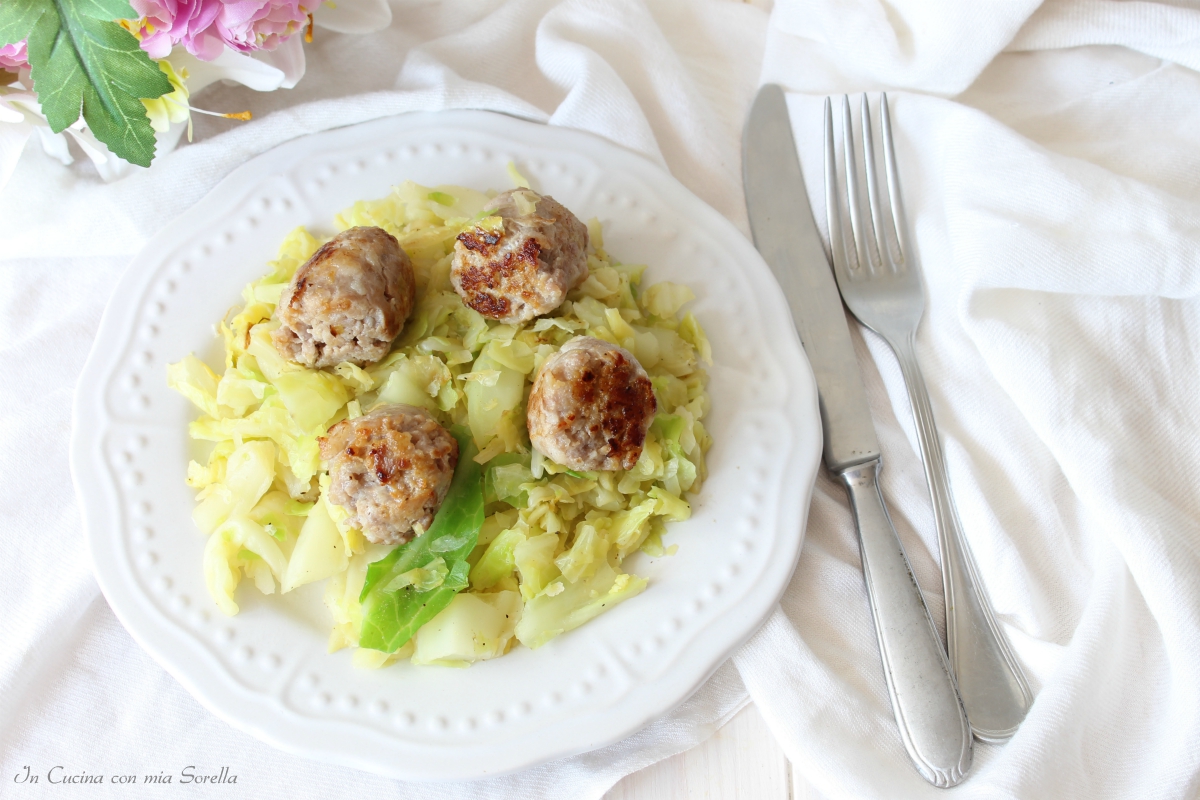 Verza con salsiccia in padella