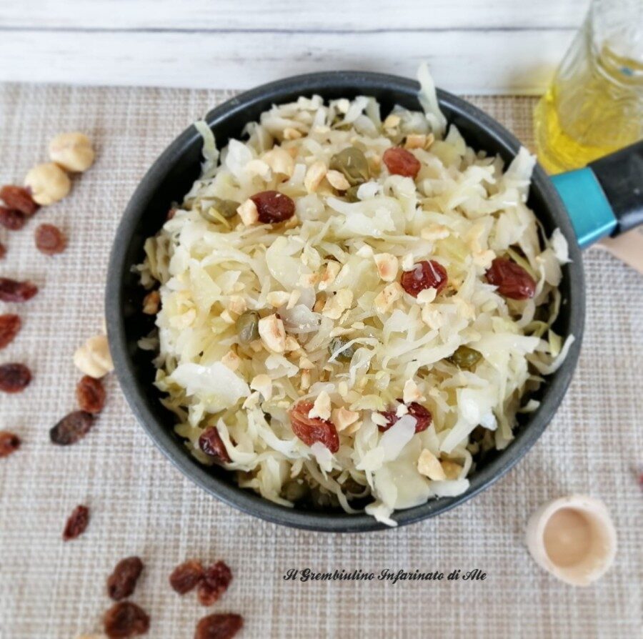 Verza in agrodolce con granella di nocciole