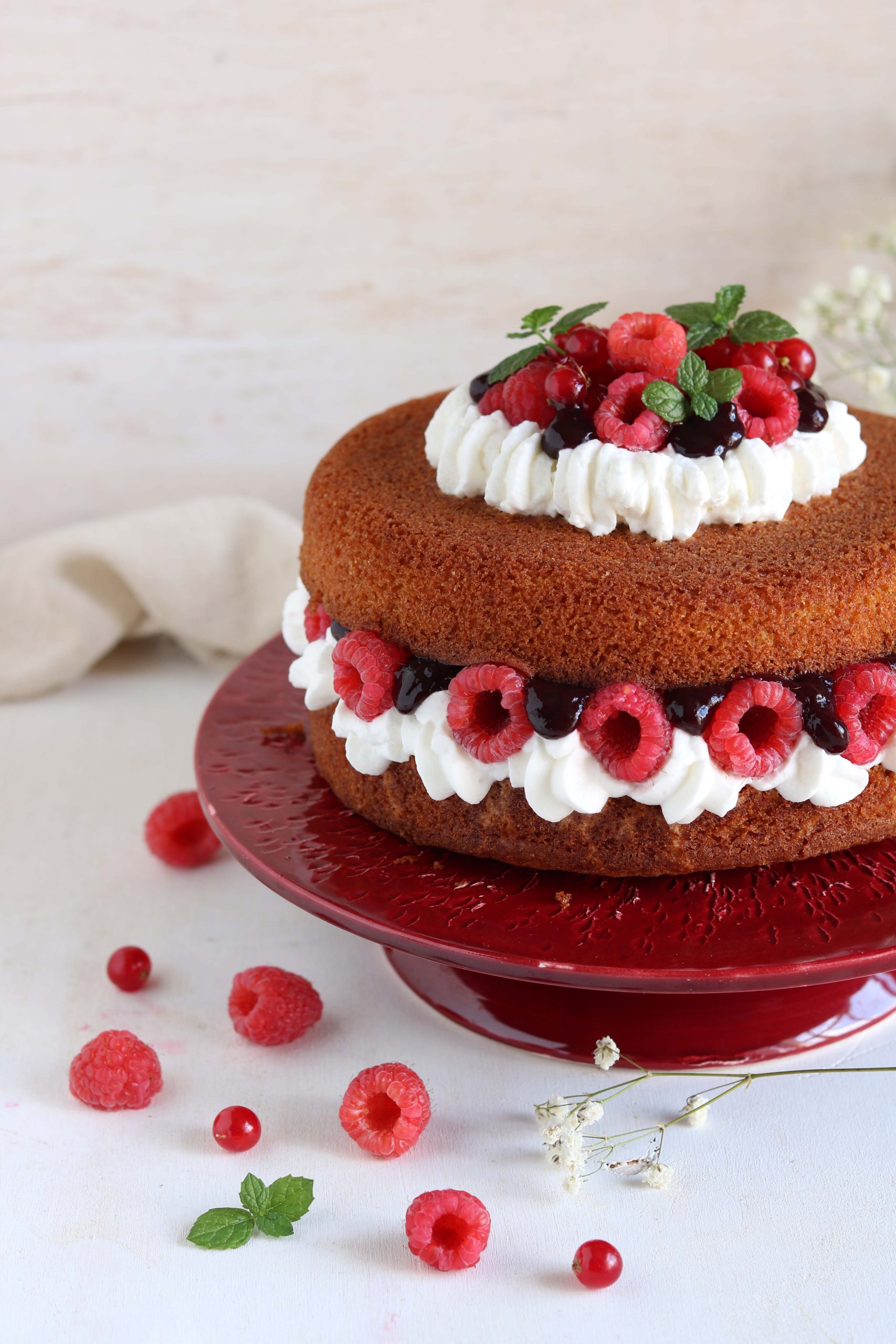 Victoria sponge cake con panna, lamponi e confettura di more