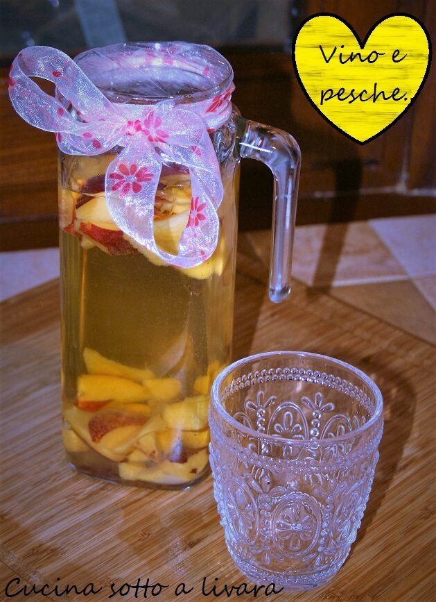 Vino bianco alle pesche