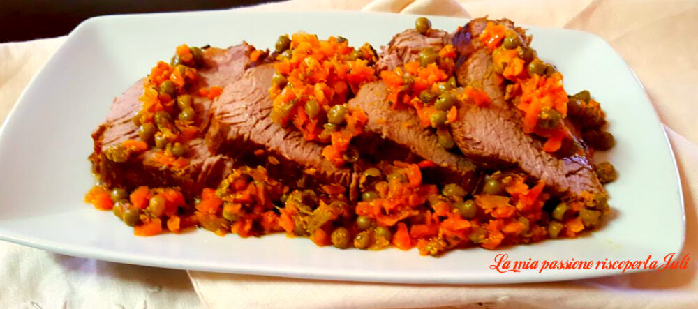 Vitello di carne con carote e piselli