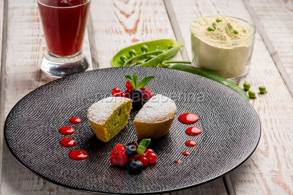 Voglia di un dolce speciale? ecco il tortino di piselli e mandorle con salsa ai frutti di bosco