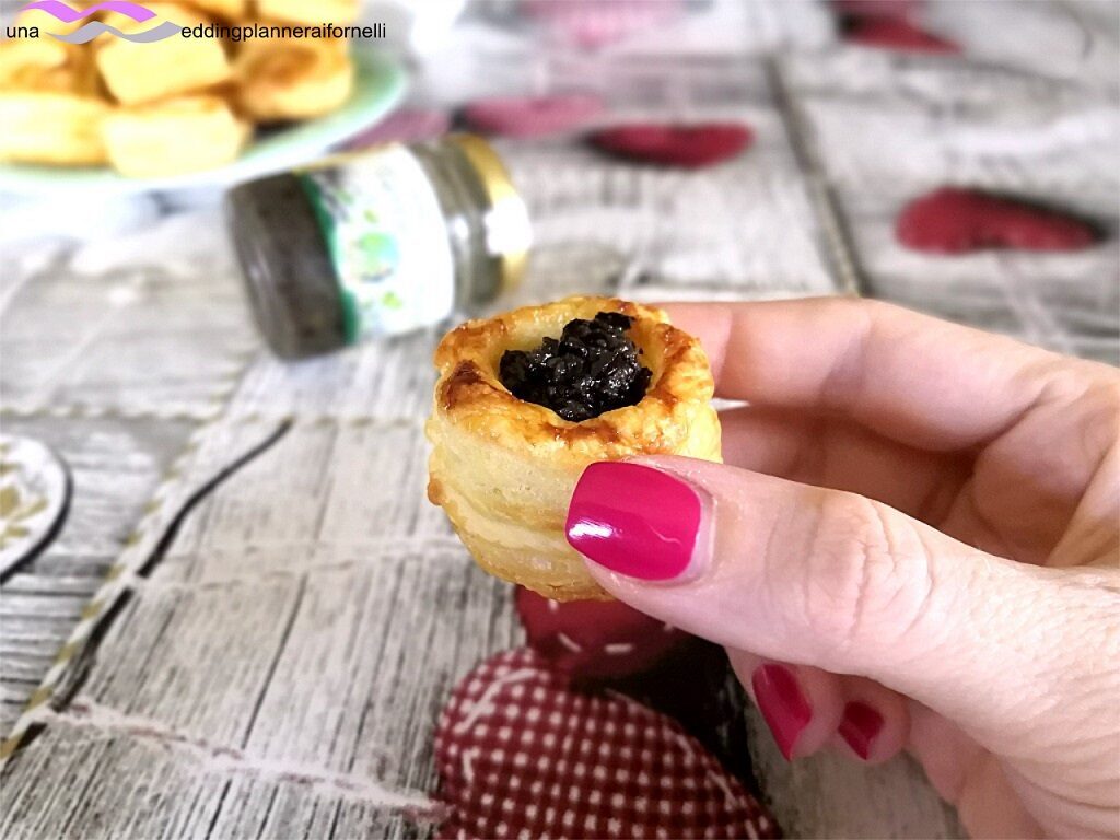 Vol au vent con crema di olive e tartufo nero