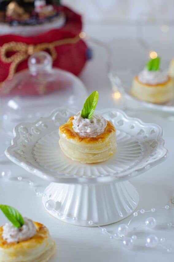 Vol-au-vent di sfoglia con mousse di prosciutto cotto