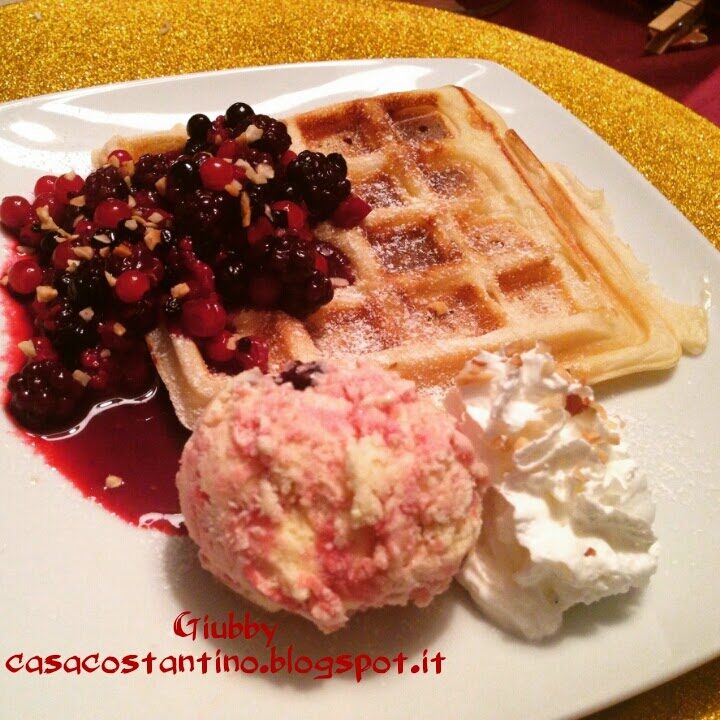 Wafel con gelato e frutti di bosco