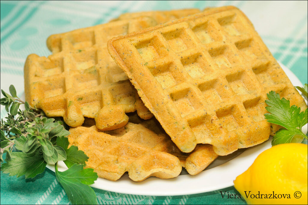 Waffel salati alle erbe aromatiche e semi