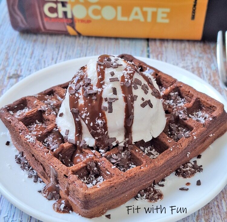 Waffle al cacao con gelato al cocco low carb e proteico