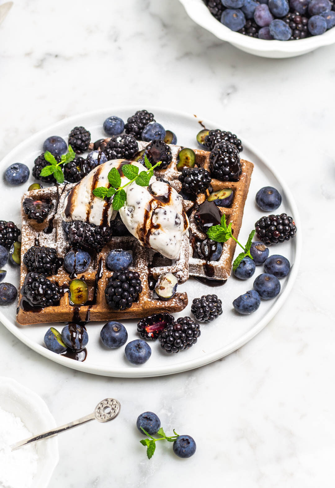 Waffle al cacao e frutti di bosco