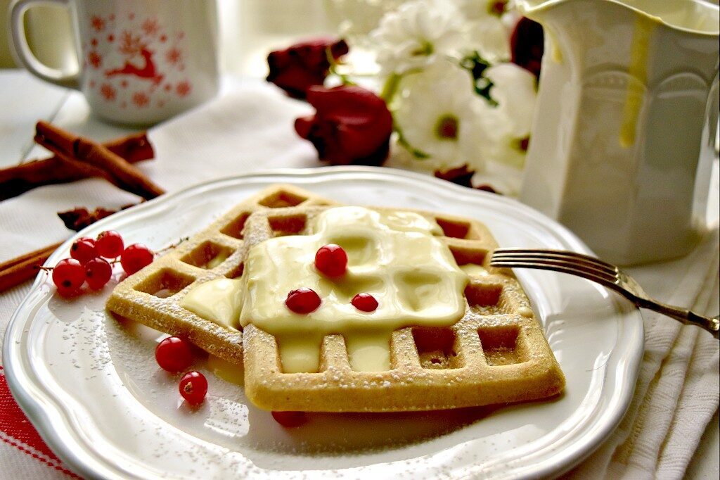Waffle alla cannella con salsa alla vaniglia