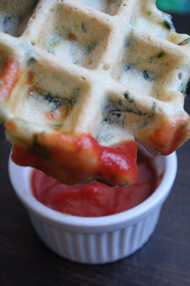 Waffle aromatizzati di spinaci e feta