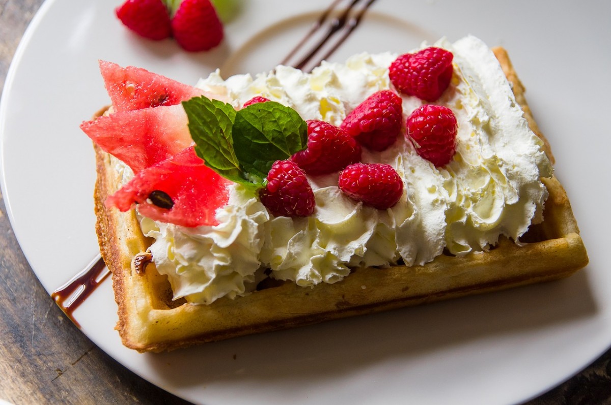 Waffle con panna e frutti rossi