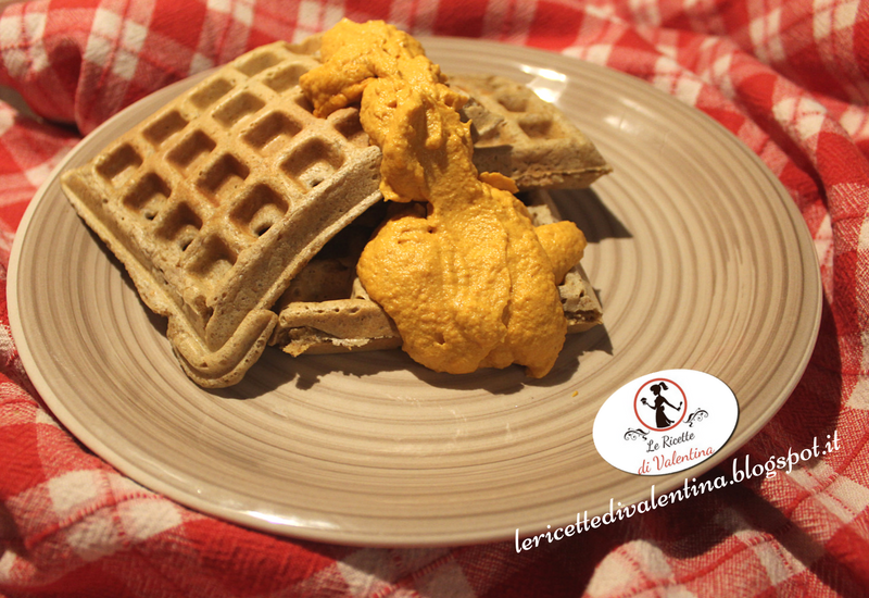 Waffle di farina di segale integrale con fonduta di zucca