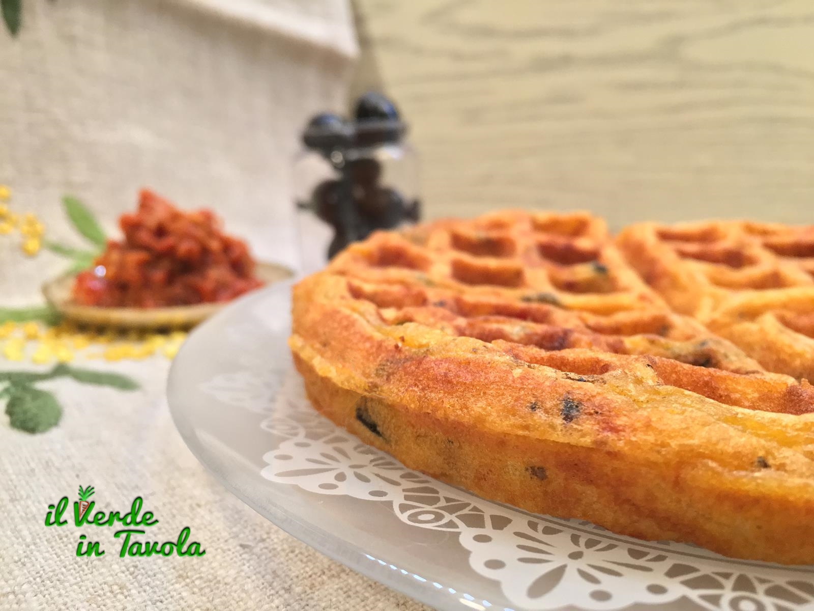 Waffle salati al pesto di pomodori e olive nere